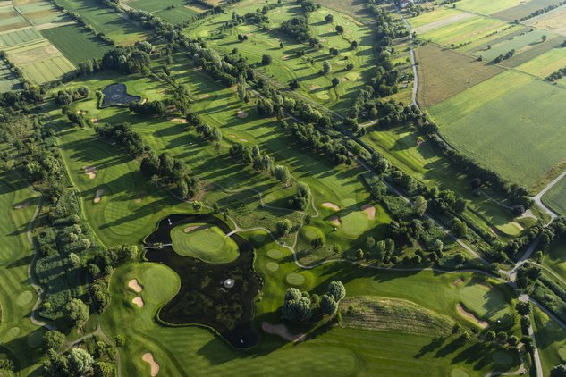 Auf unseren Plätzen können auch Greenfeegäste spielen