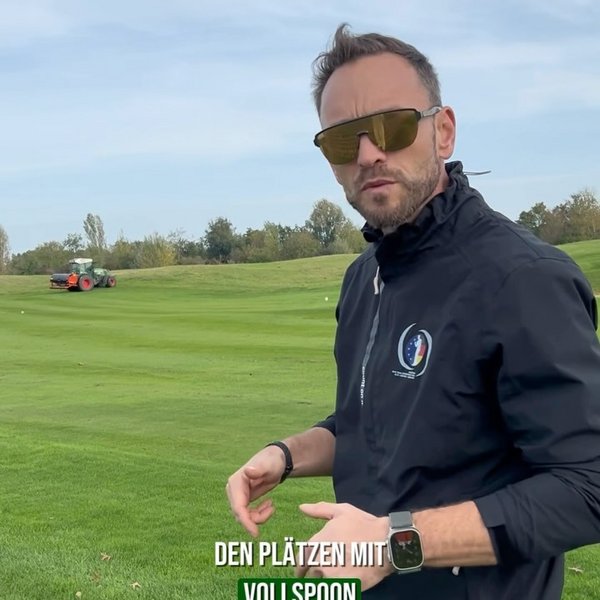 Greenkeeper Corner 🌳 
In unserem vorletzten Video hat Daniel Euch erklärt, wieso das Aerifizieren der Grüns mit...